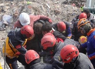 تم إنقاذ أم تبلغ من العمر 32 عامًا وابنها سرحات البالغ من العمر 10 سنوات من تحت الأنقاض في ديار بكر.